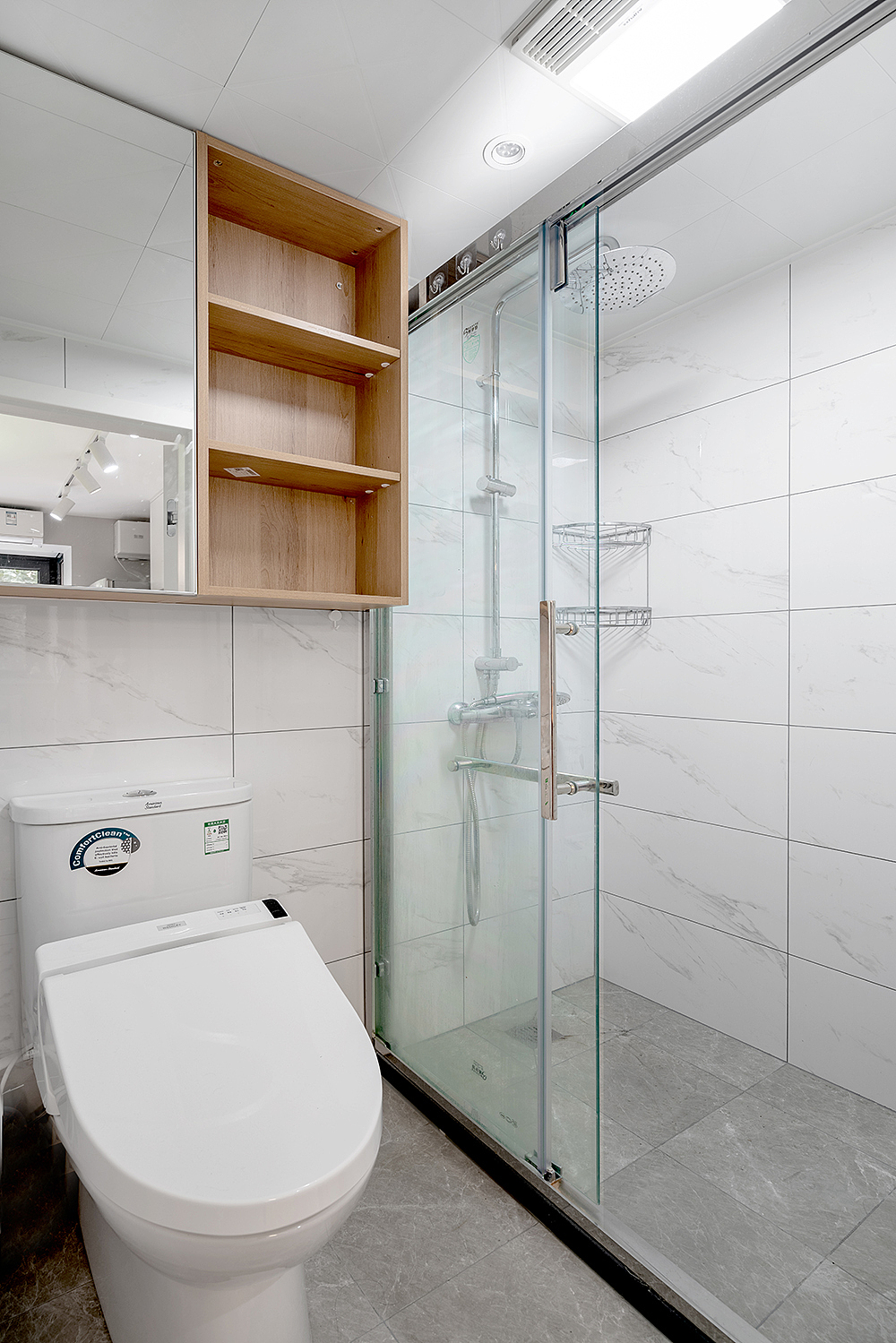 卫生间马桶上方做了吊柜,增添了很多收纳空间,开放格可以将常用的卫浴