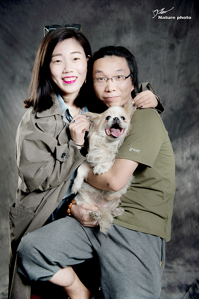 14岁的贝贝在广州和奶奶相依为命,过年后坐飞机来北京。贝贝姐姐说,最应该和贝贝合照的是奶奶,可是奶奶现在在广州,她知道贝贝要来拍照,不停叮嘱一定要把照片传给她。只希望贝贝她可以活的长一些,然后过的开心,离开的时候也安祥一些,不要被病痛折磨