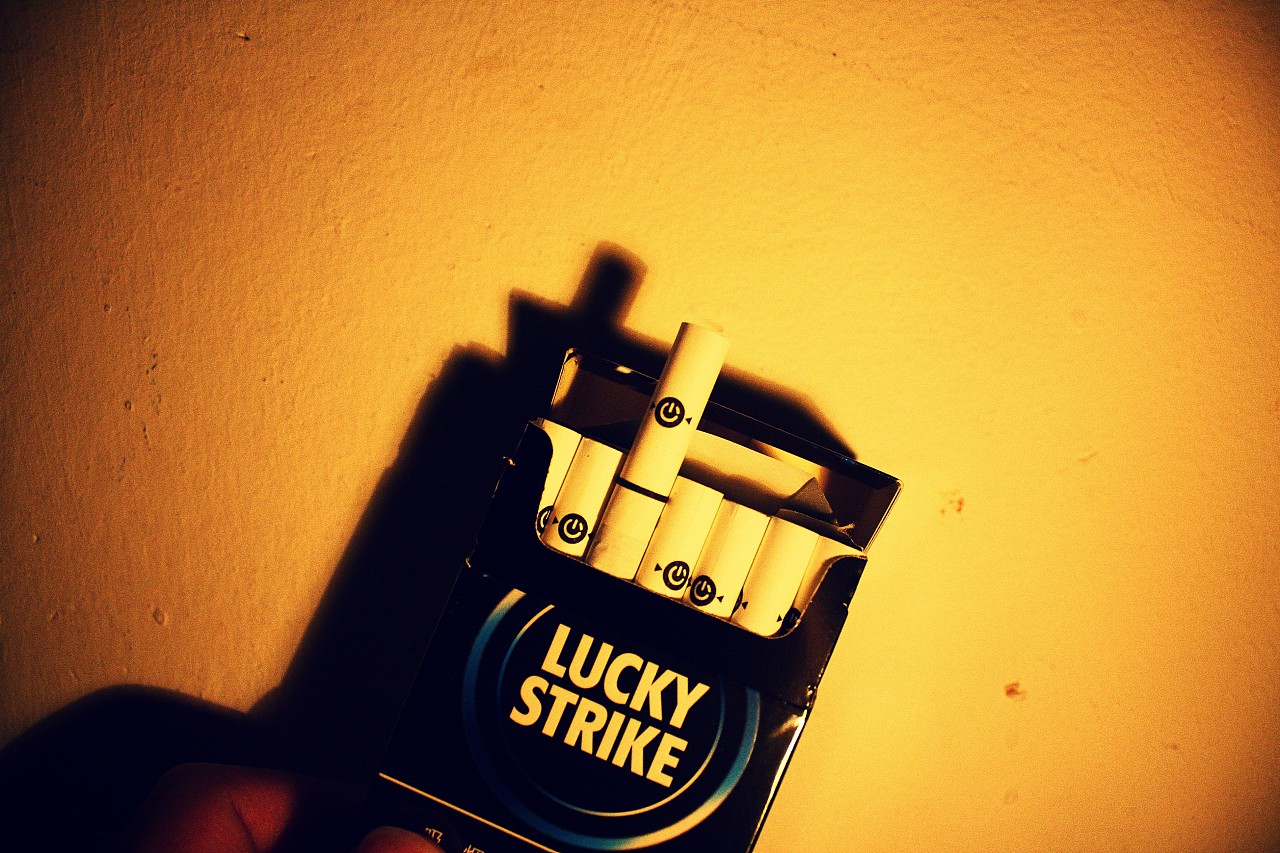 燃点快乐,呼出烟圈