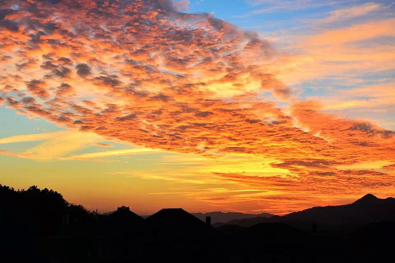 回到家乡,看见落日晚霞,真美。