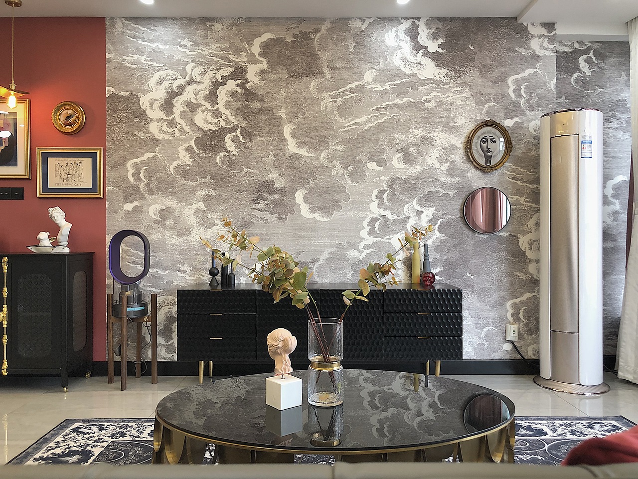 客厅实景效果
工业感极强的鱼鳞纹茶几、造型复古的边柜以及摩登怪诞的fornasetti挂画构成了饱含趣味的空间