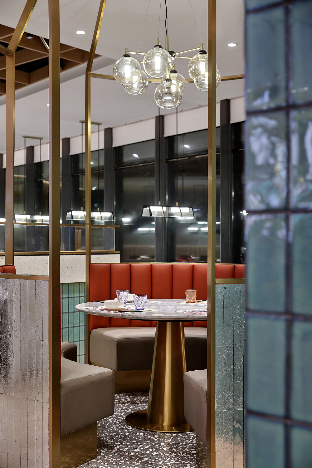 “山峰绝顶我为峰”,这个舒适休闲、简约精致、轻奢摩登、包容多元的港式茶餐厅就是顶峰!
<br>玩在顶峰,食在顶峰,美在顶峰,顶峰的港式生活美学定成就惠州这一个新打卡点!<br> <br>- 顶峰·细节 -<br>-