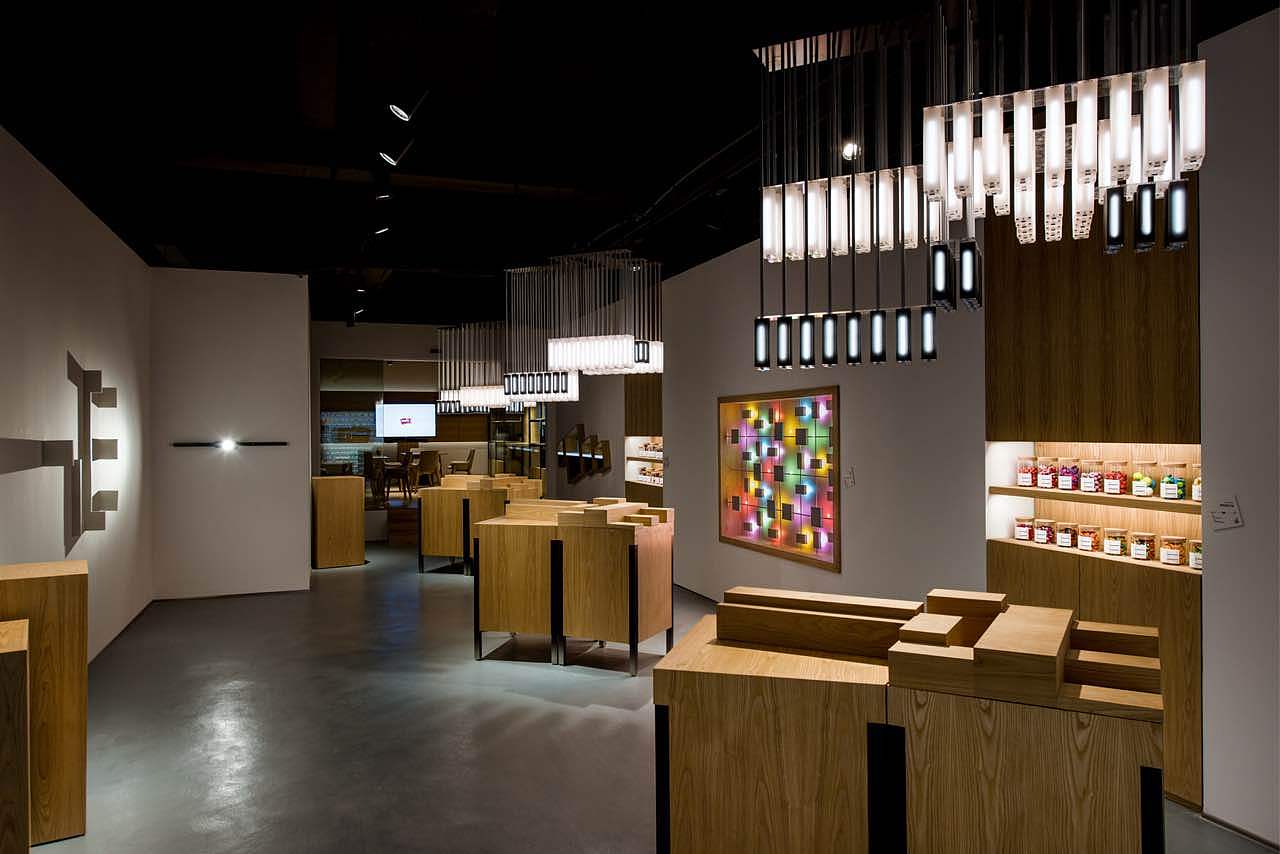 图片中也看得出来,两个装置有开灯和关灯的区别,目的是参观者在观看的时候不会被这玲琅满目迷花眼,在合适的时候看到适时的效果。这些操作仅通过一部手机APP就能实现,这是我们引进的光控系统。所谓一步一风景,这次就是通过把空间变成你们都会用的 Lightroom
<br>橡皮灯组,之所以如此爱它,是因为在它身上倾注了多方心血。光源灯带是定制的能在非常规低压下工作的(为了配合光控系统,这种灯光原件可是花了不少心思和门道);通常不会有人拿橡皮和光进行组合,为了制造合适的材料,客户的制造工厂专门调用机器和技术人员,反复调整原料配比并调整模具,协调橡皮灯管的性质,最终产出透明度适中、具备耐热能力、轻质、不易变形的橡皮灯管材料。(由于灯管有黑、白两种,它们本身的透光能力是不同的,所以两种灯管材料都是独立实验的)