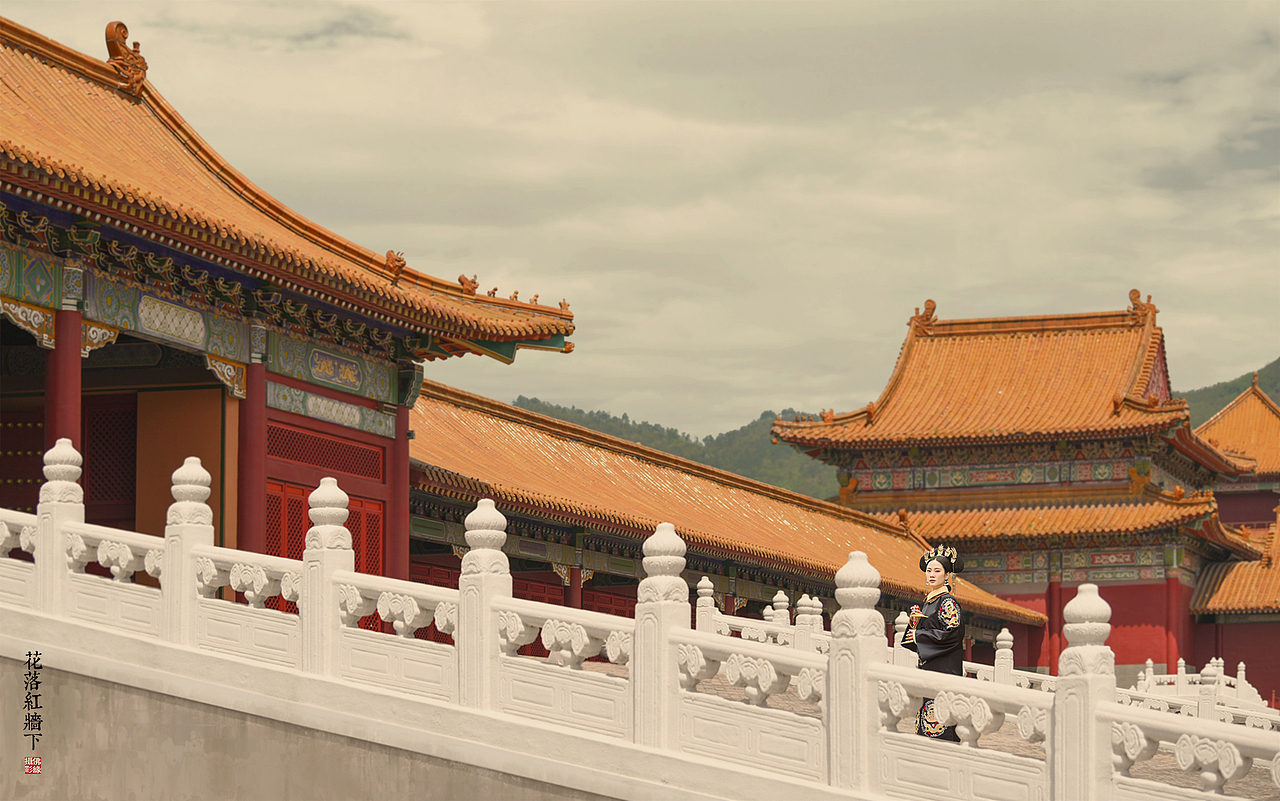 花落红墙下（图ZMjA2NjM0OTk2） - 人像摄影 - 站酷设计师爱拍照的我原创素材 - 站酷ZCOOL