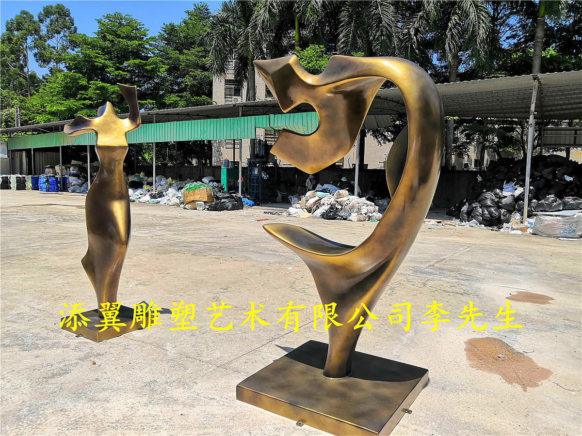 景观跟自然融合玻璃钢抽象雕塑艺术品是愉悦人的景色