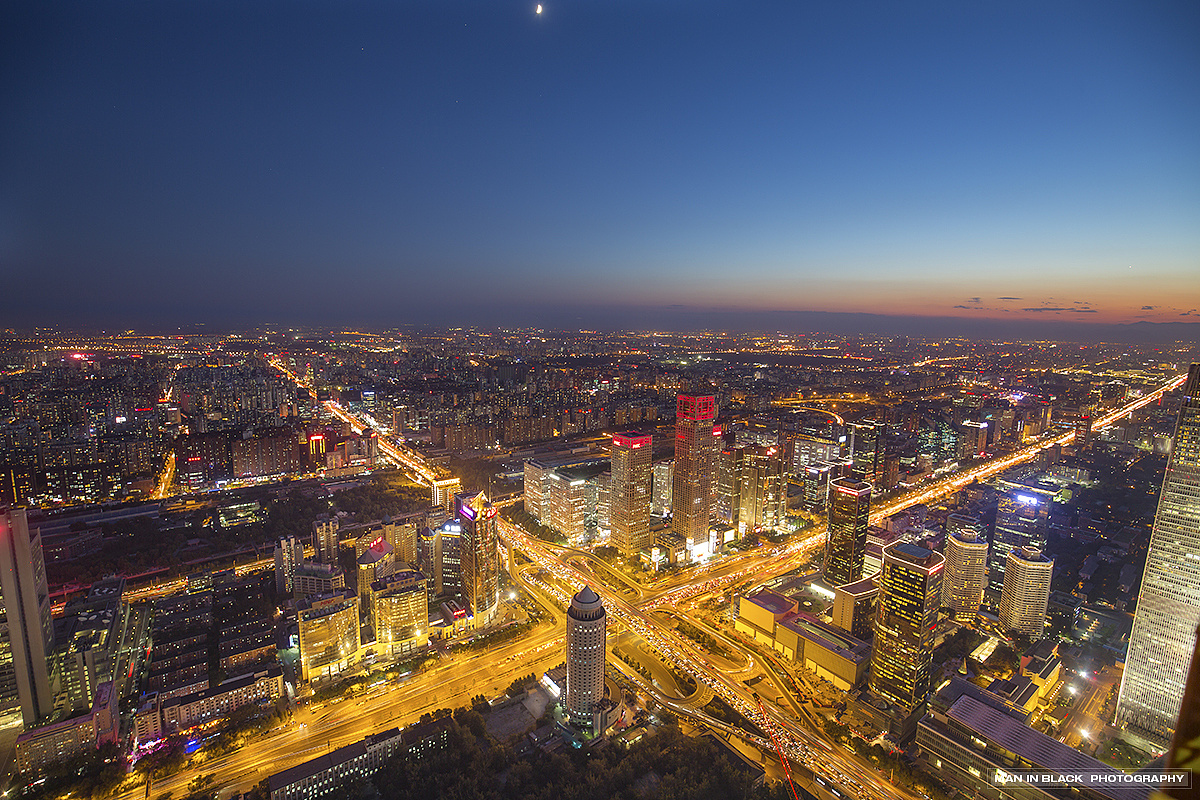 最美北京记录了cbd最高建筑俯视城市夜景的震撼,也有古典与现代交错的