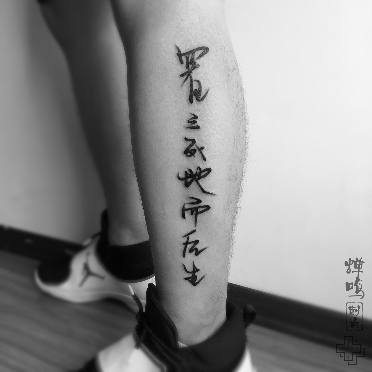 后背蝙蝠翅膀英文短语纹身图案 - 广州纹彩刺青