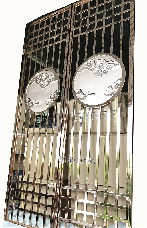 你是否也青睐黄古铜不锈钢花格装饰屏风?