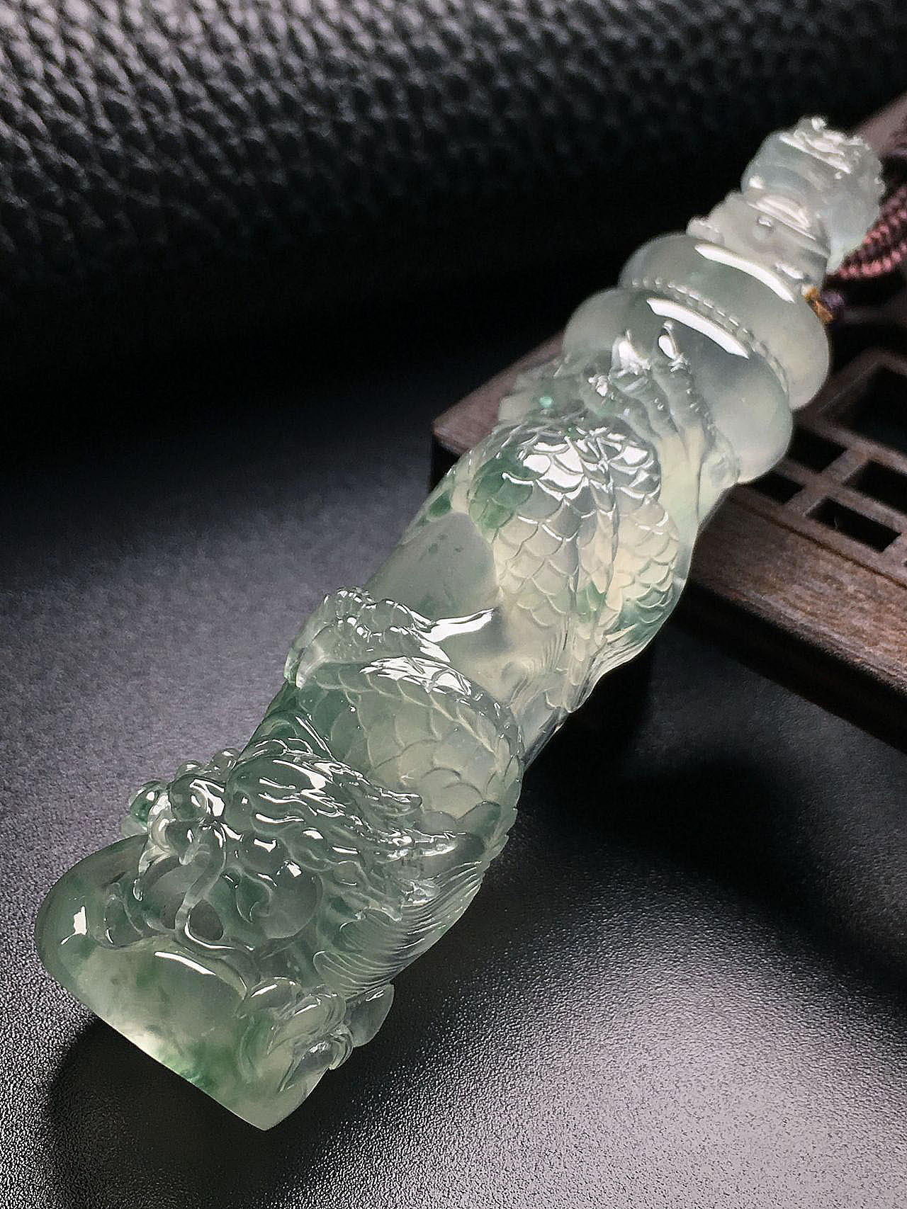 「小曌翠语」翡翠、珠宝静物摄影（盘龙醒狮）手机屏保（图ZOTE1Mjk4NjQ=） - 产品摄影 - 站酷设计师小曌原创素材 - 站酷ZCOOL