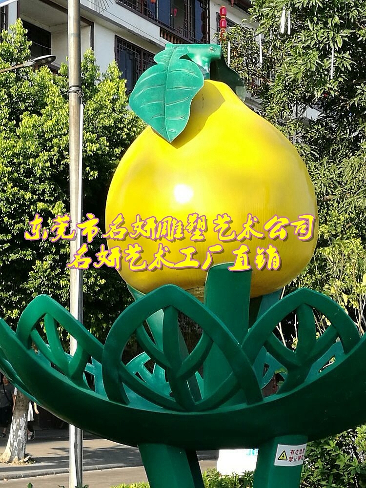 手托举沙田柚玻璃钢柚子雕塑仿真模型城市景观亮点之一