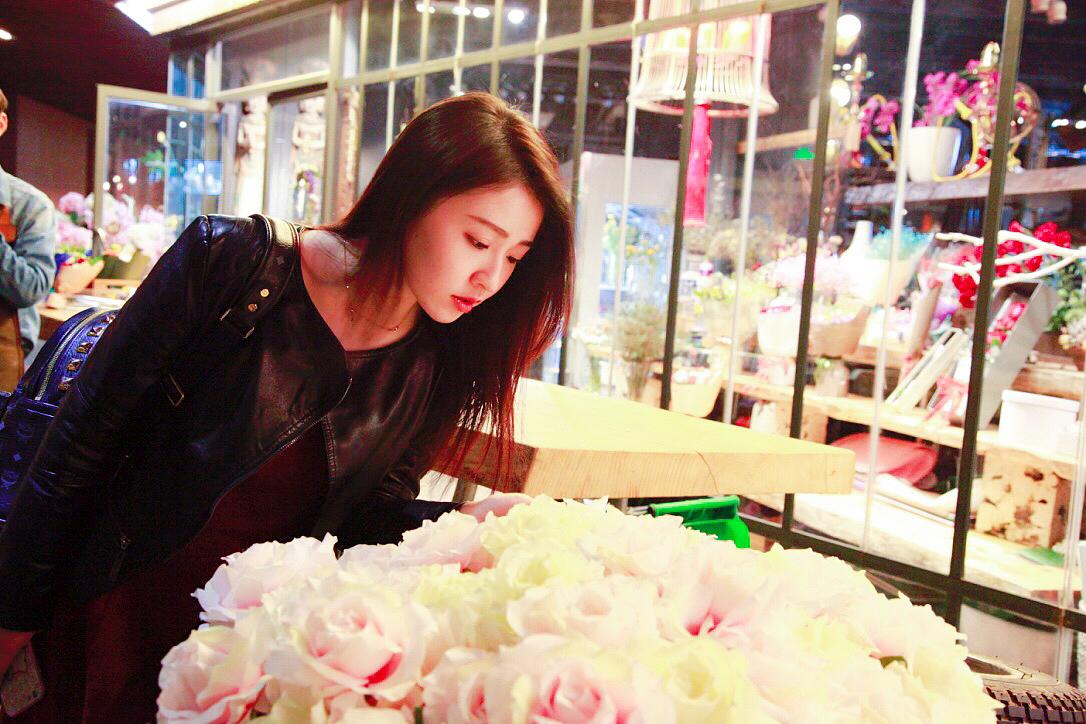 试着在快节奏的生活中慢下来,晚上用相机帮同事拍了几