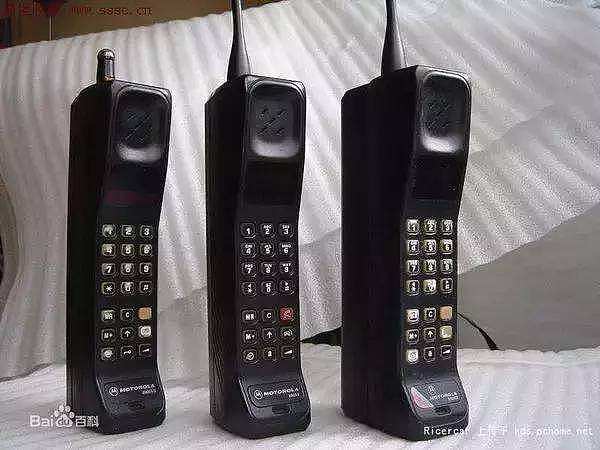 这次做了70、80后比较熟悉港片中经常出现的道具-“大哥大”,可能90后、00后已经没有见过这东西了吧。
“大哥大”,手提电话的俗称,也称“砖头手机”。但是只流行于手提电话初面世那几年,等到大部分人手里都有一部而且是最新款时,就改称手机了。