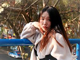 秋天下的少女