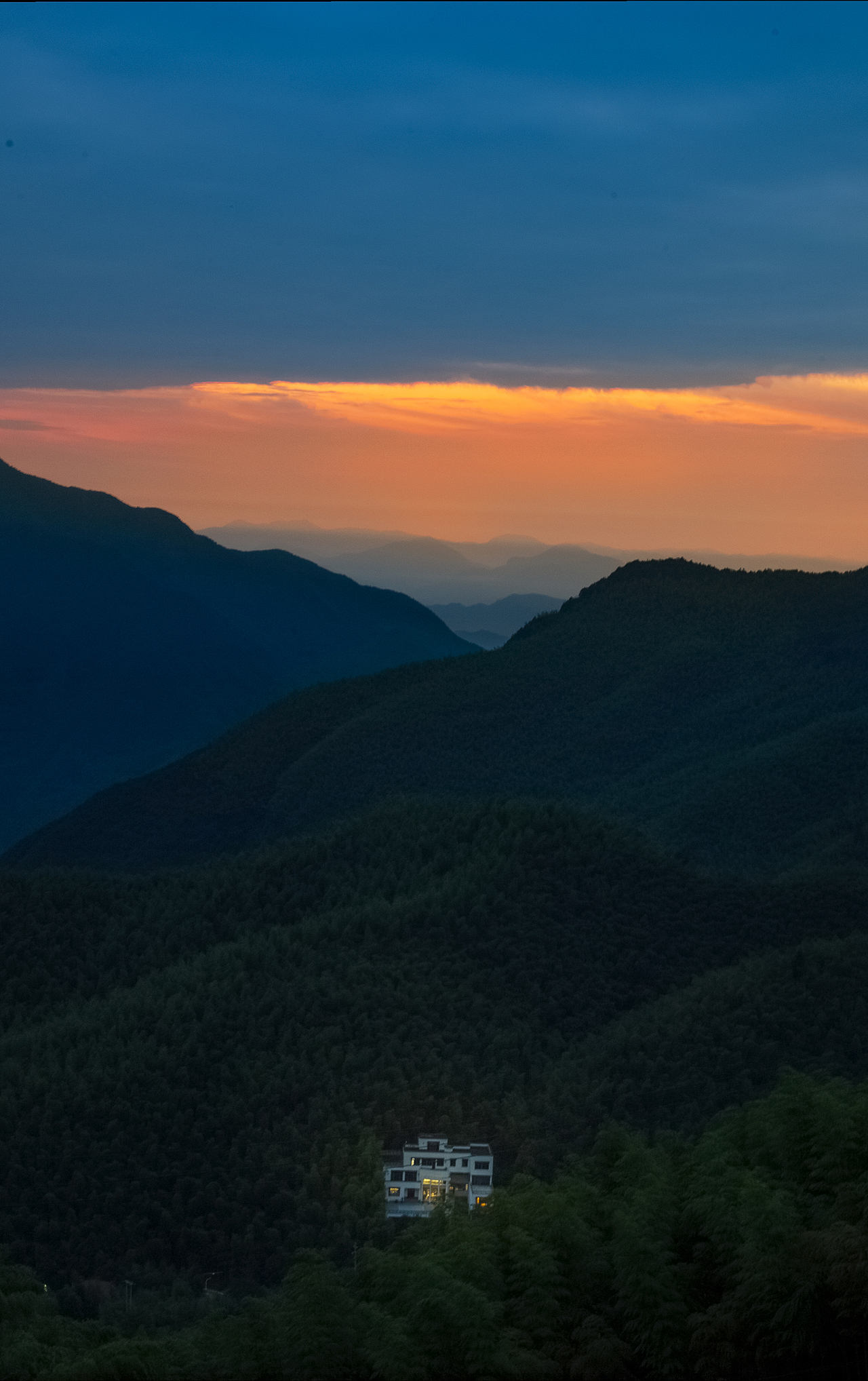 江南天池的日落 刚好下面有个小房子 有点魔幻