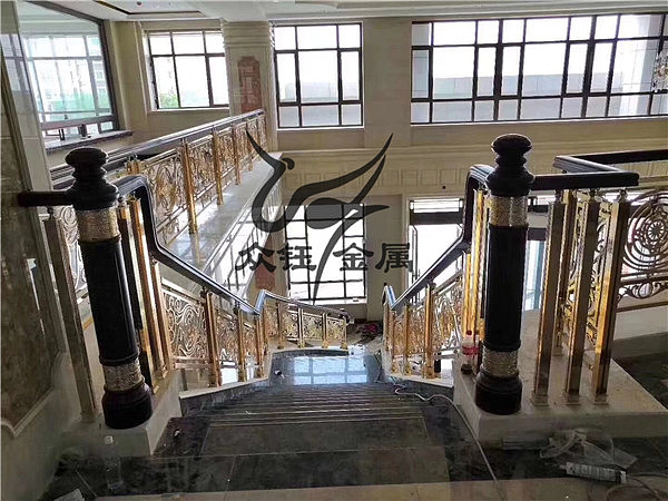 铝铜楼梯护栏 别墅K金旋转楼梯栏杆靓丽且典雅
