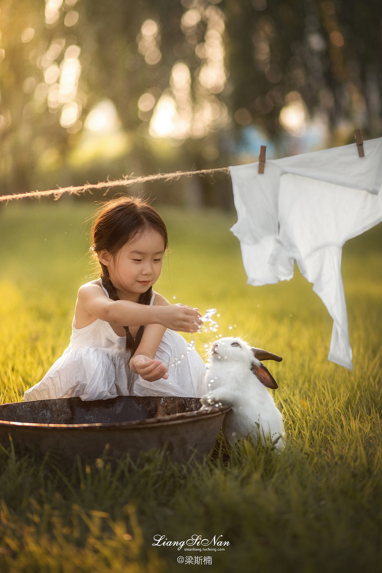 晾衣服的小女孩