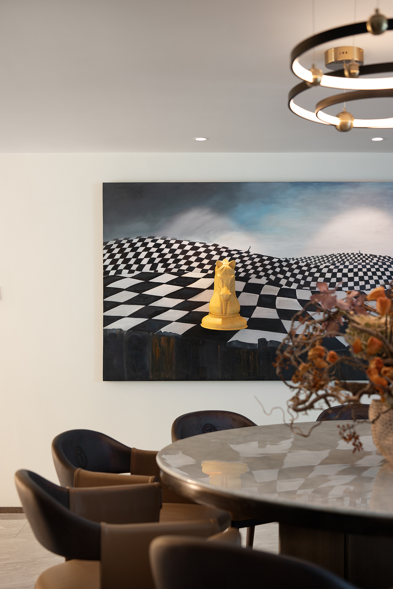 夹层便是开放式的西餐岛台与会客厅成共享功能厅。生活是冒险 ,充满未知,对弈之际,乐于其中。