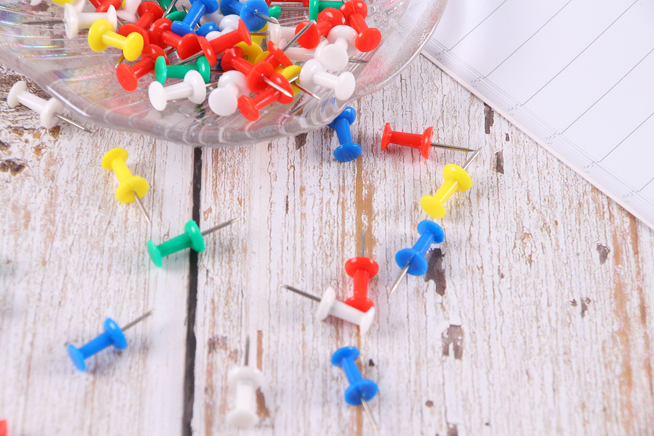 B12文具电教\C15-装订用品\V06彩色图钉