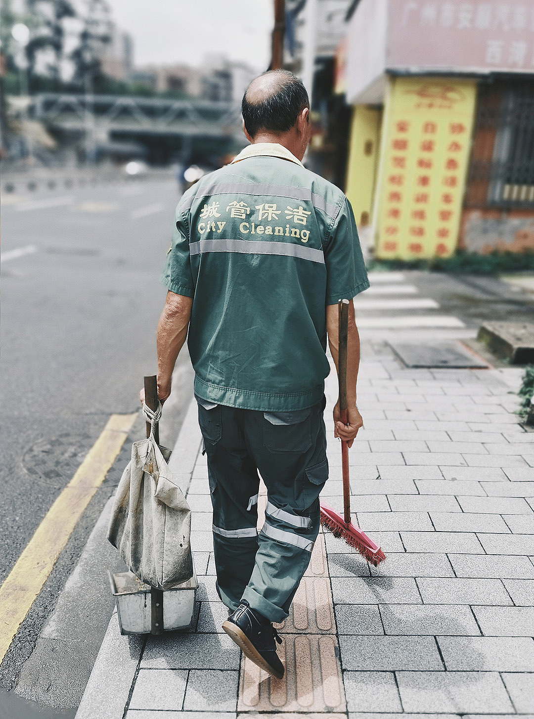 起早摸黑,辛勤的环卫工人们