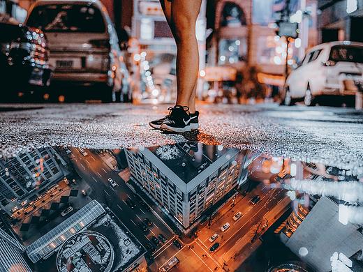 生活中平常的场景也需要“裂缝”看不到的风景才会出现