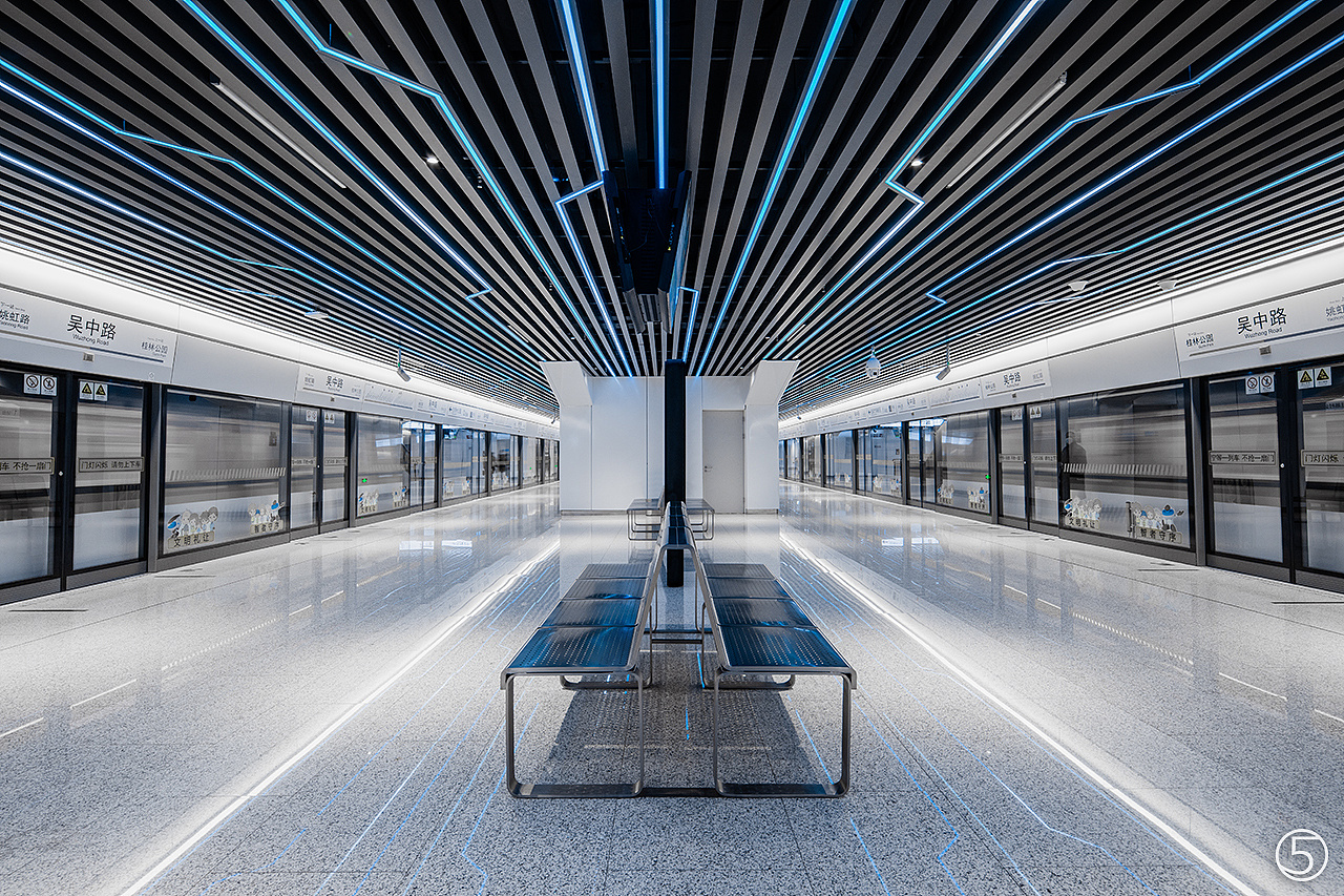 从而创造了上海地铁首例无柱的无遮拦大空间站台大厅