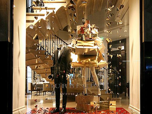 巴宝莉BURBERRY 2013 圣诞橱窗 与爱同行创意橱窗展示