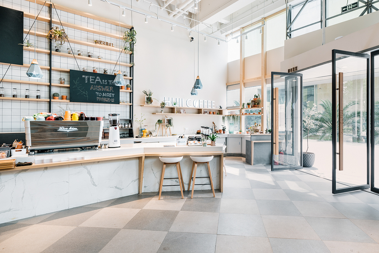 较低的操作台与共享空间拉近了与顾客的距离