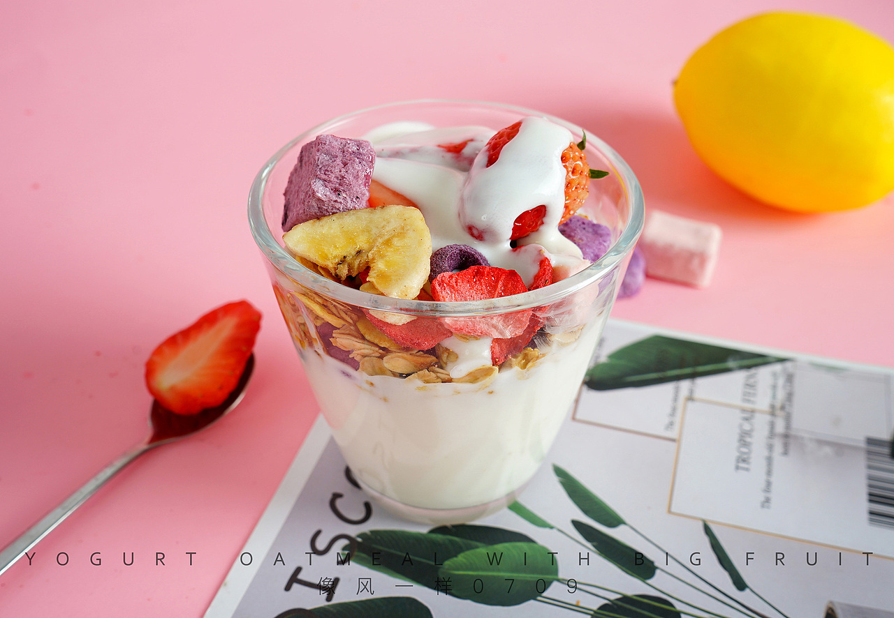 小圆饼干/酸奶麦片/豆乳威化/咸蛋黄饼干等零食摄影图