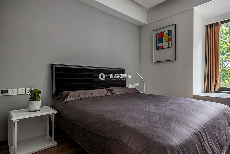 这个房间是留给偶尔过来小住的父母,整个空间显得静谧又舒适。