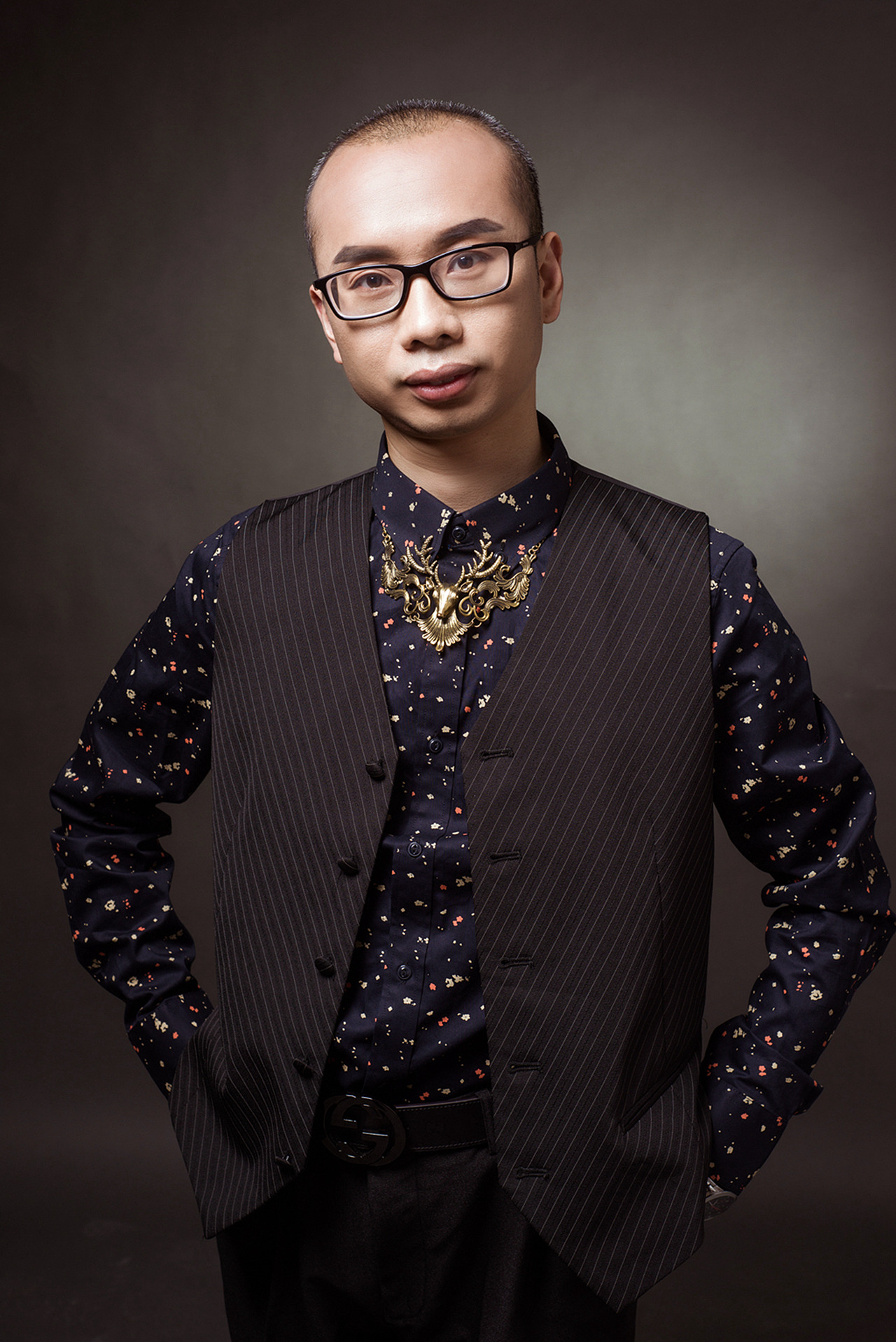 〖杨大侠(HeroYang)COS剧照:在刀光剑影、疾风骤雨之下的武林,很少有人能够左右自己命运,但侠义之风却不受门派禁锢,那种救人于水火的情愫其实是一种生命之缘,让那些苦难心灵得到弥合与复原。〗