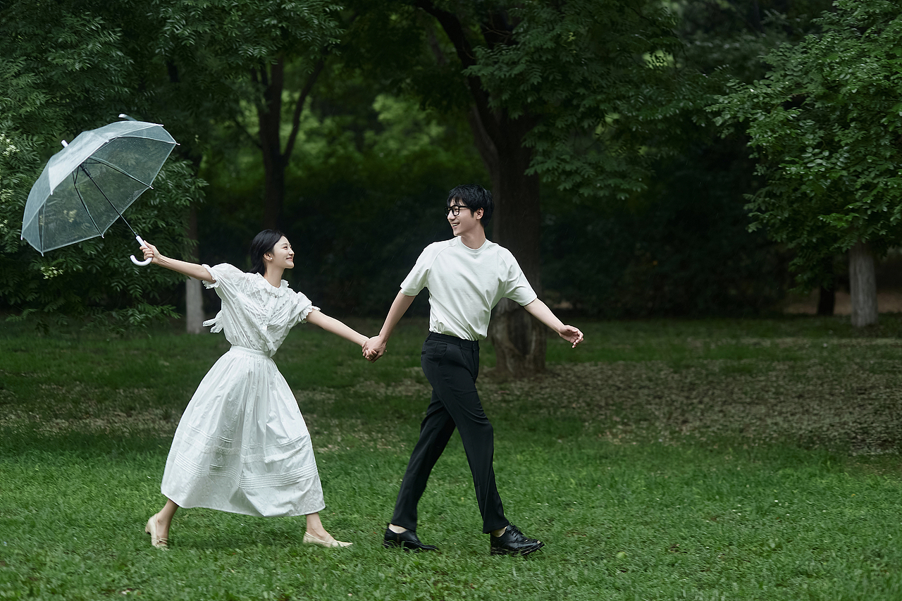 我赌你从第二张开始心动❗年轻感草坪婚纱照