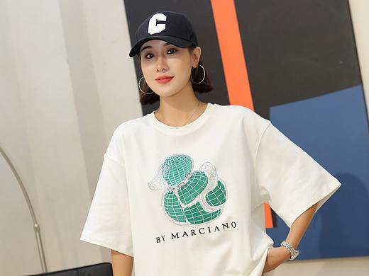 流行服饰摄影  网拍女装 潮T模特拍摄图片