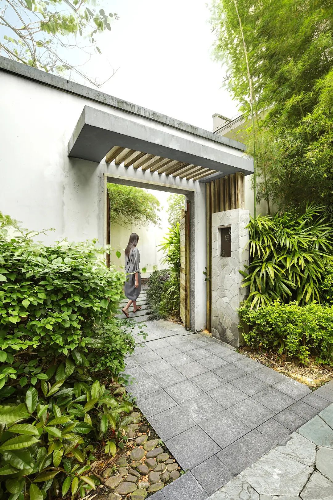 04
《舒适自然》<br> 本土气息,休闲情趣 <br><br><br>清晨时刻,来一场有氧运动,出汗后的舒适洗漱,泡天然温泉,以舒缓开展一天的工作,这样的一天又是元气满满,展现最佳状态。