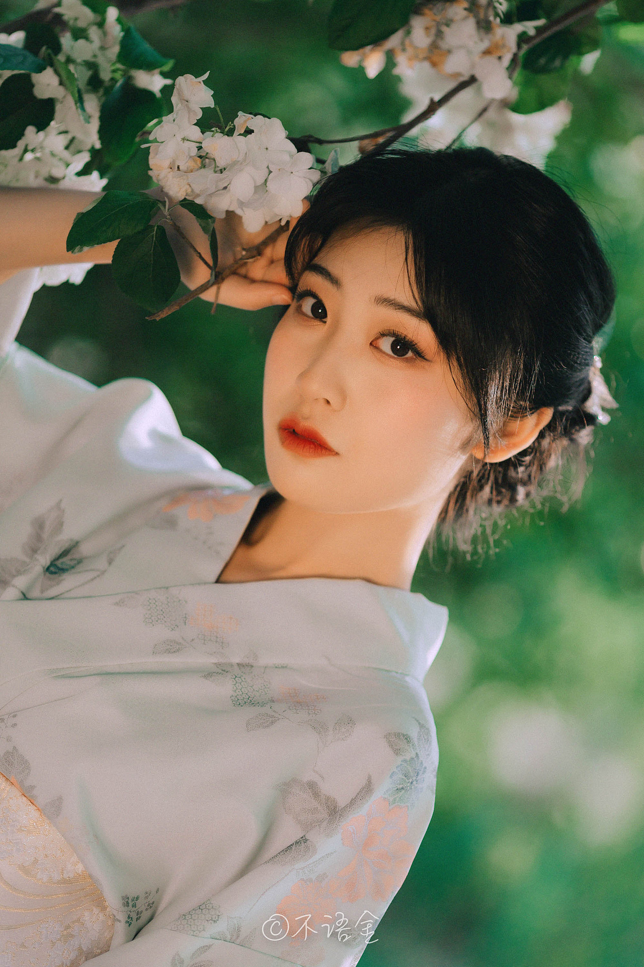 四月的绣球花（图ZMjUxMDA0OTQ4） - 人像摄影 - 站酷设计师摄影师不语金原创素材 - 站酷ZCOOL