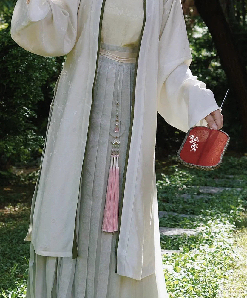 汉服设计 芳春 成品展示（图ZMzE1Mzc3MjI4） - 传统/民族服饰 - 站酷设计师我是泡子呀原创素材 - 站酷ZCOOL