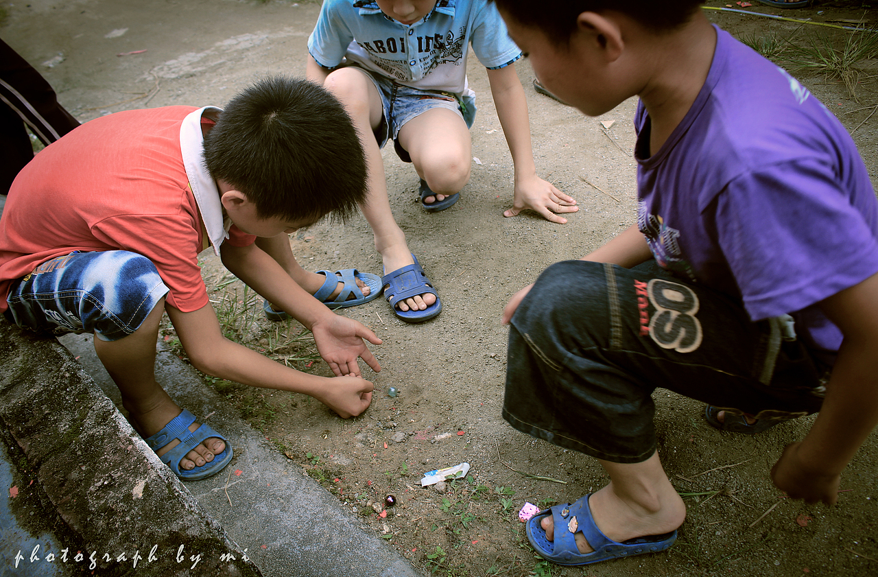 偶遇一推小朋友玩弹珠游戏,想起小时候我也玩过,拍一张当作回忆自己的