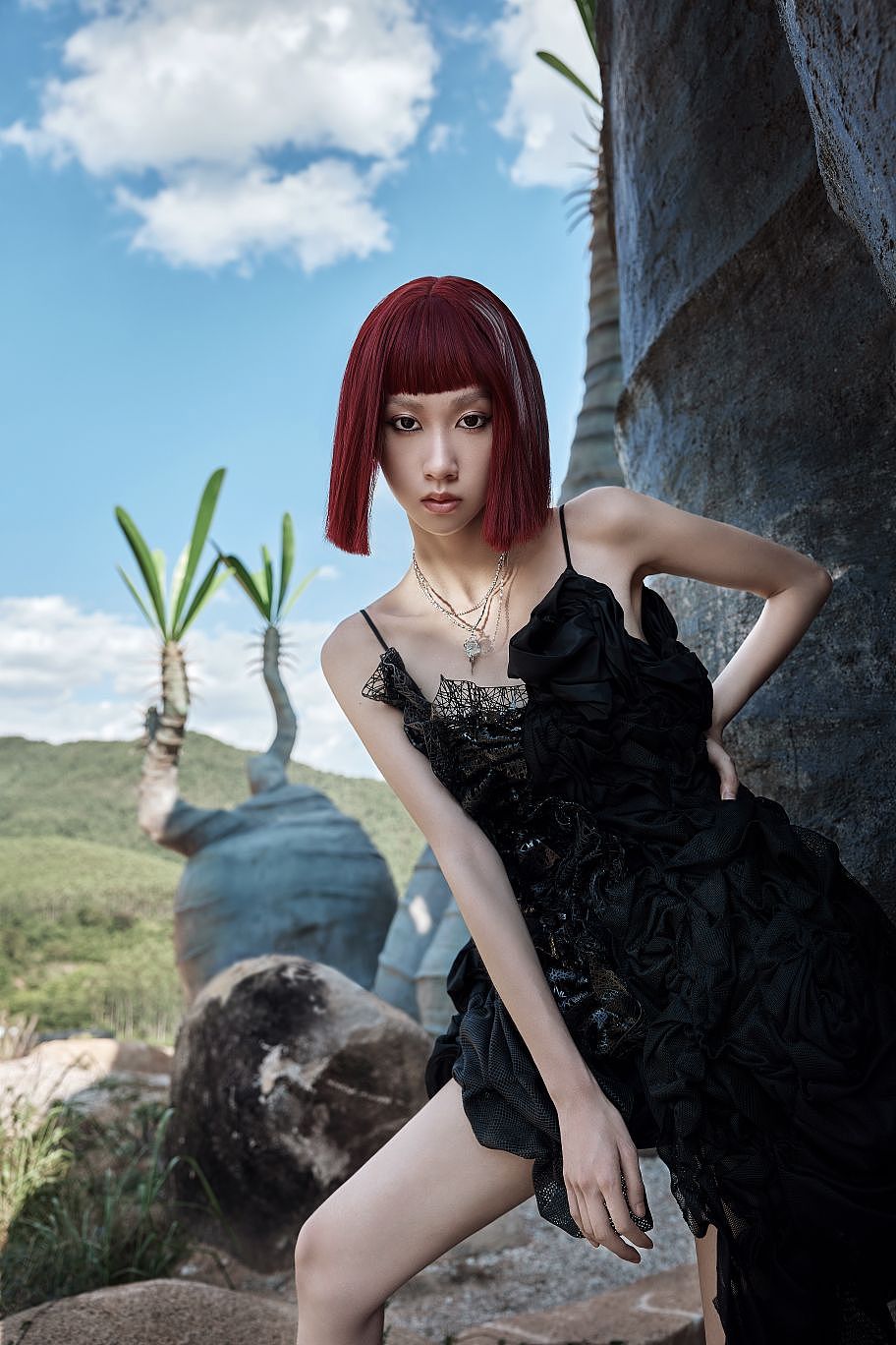 在山上拍照的女孩（图ZMzIzMDIwMzg0） - 时尚/艺术摄影 - 站酷设计师墨小影原创素材 - 站酷ZCOOL