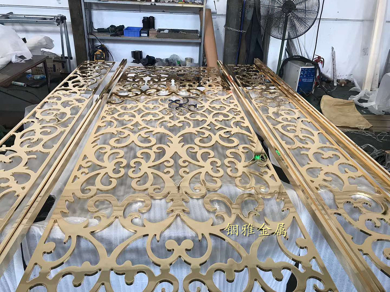 精美艺术铝板雕花镀金屏风，镜面K金铝艺屏风（图ZMjM0MjY0ODI4） - 建筑设计 - 站酷设计师锢雅18566019743原创素材 - 站酷ZCOOL