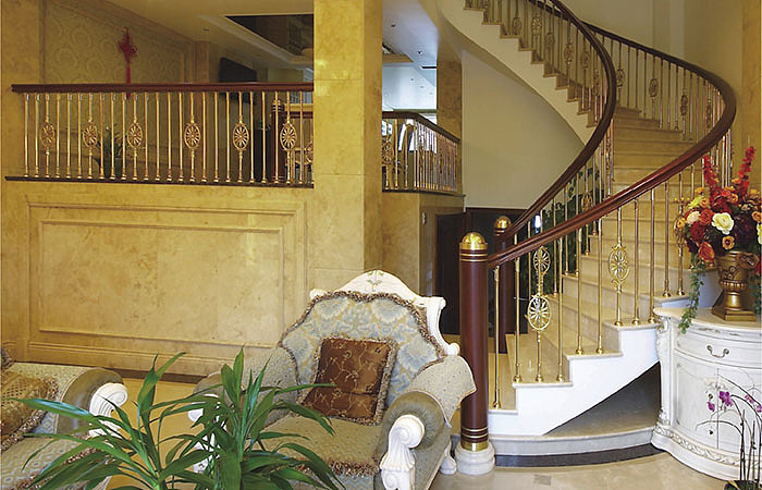 电镀黑金铝板雕花楼梯护栏K金立体镶花的护栏款式