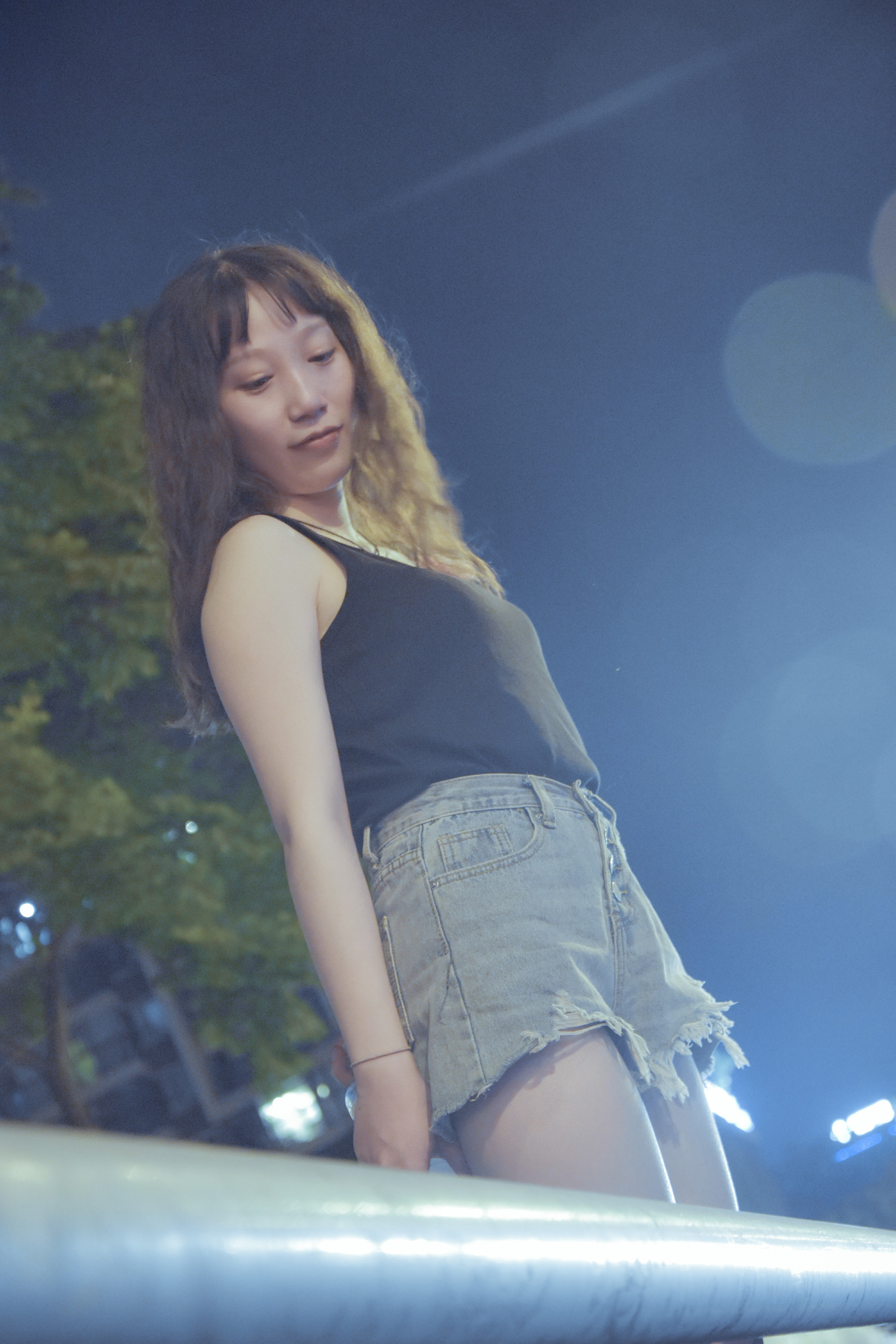 城市夜晚街边爱笑女孩