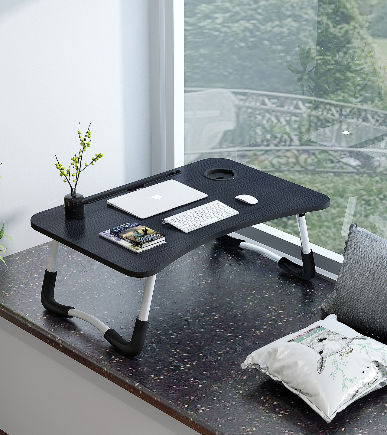 家里飘窗发现也是特别适合放这样一个桌子的，听听雨，看看书，上上网，独享属于自己的时光