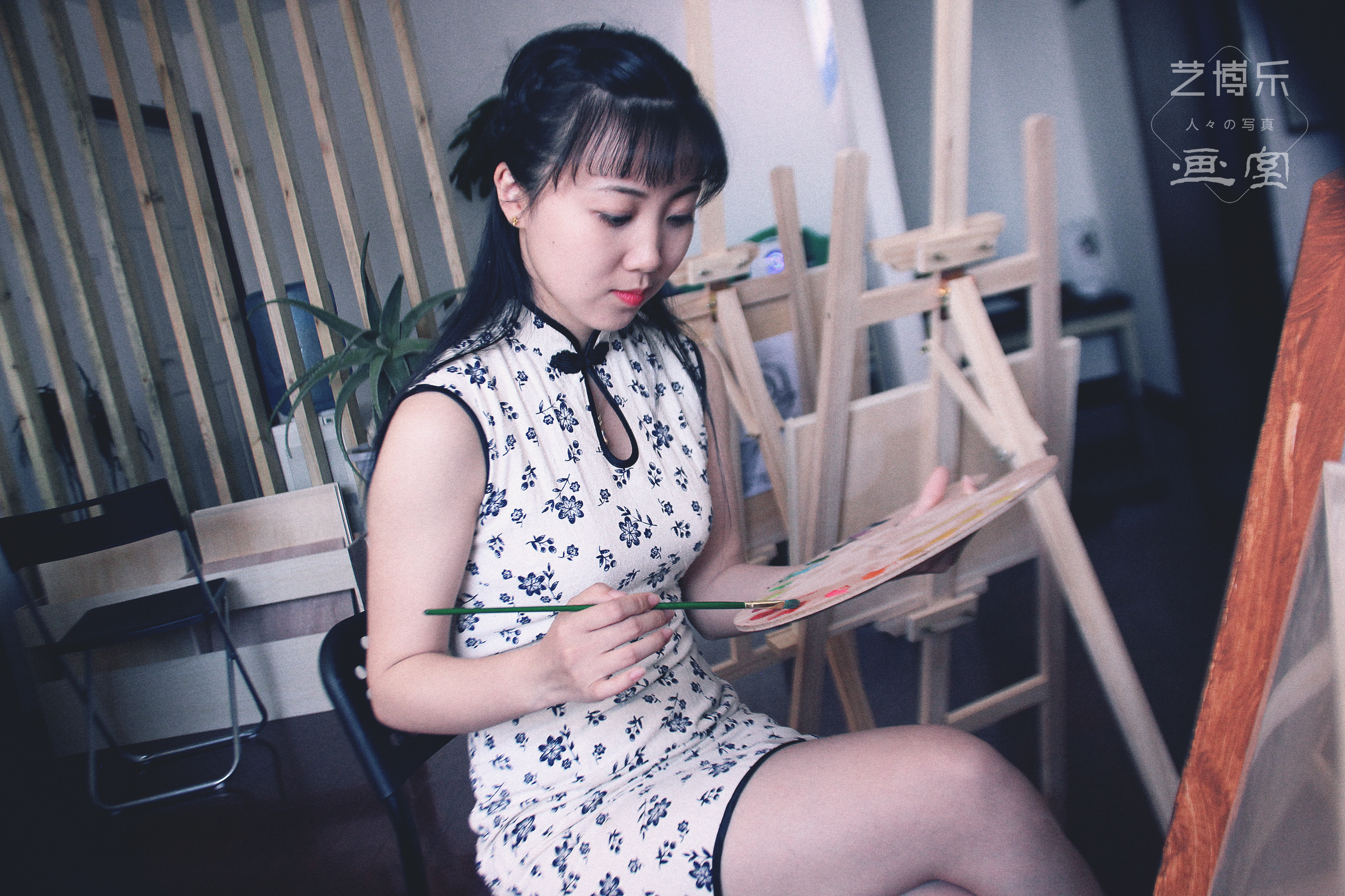 画室画画的美女