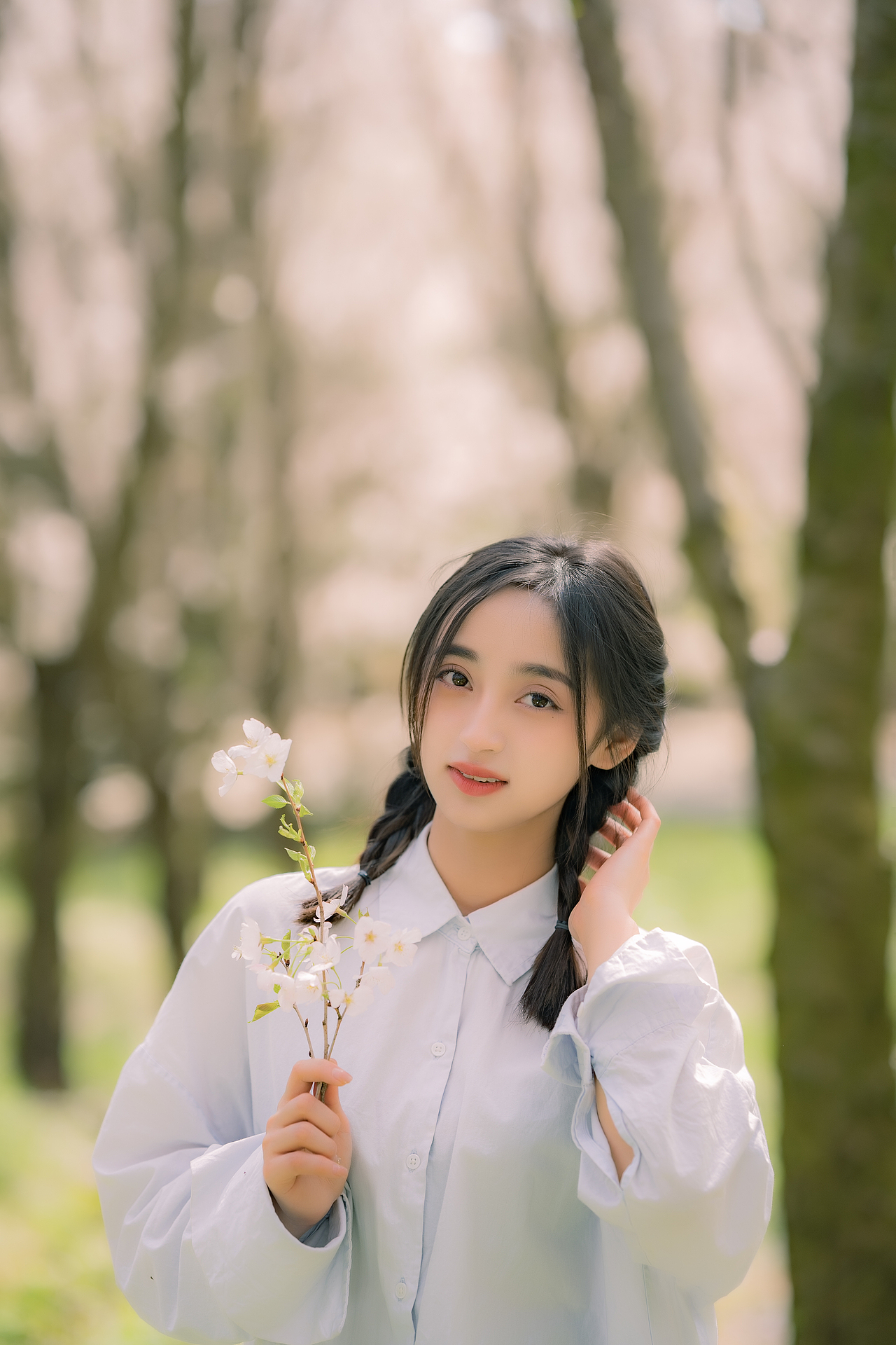 站在樱花下的少女