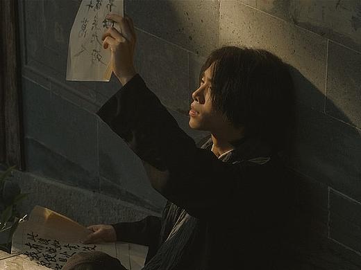 背黑暗而向光明