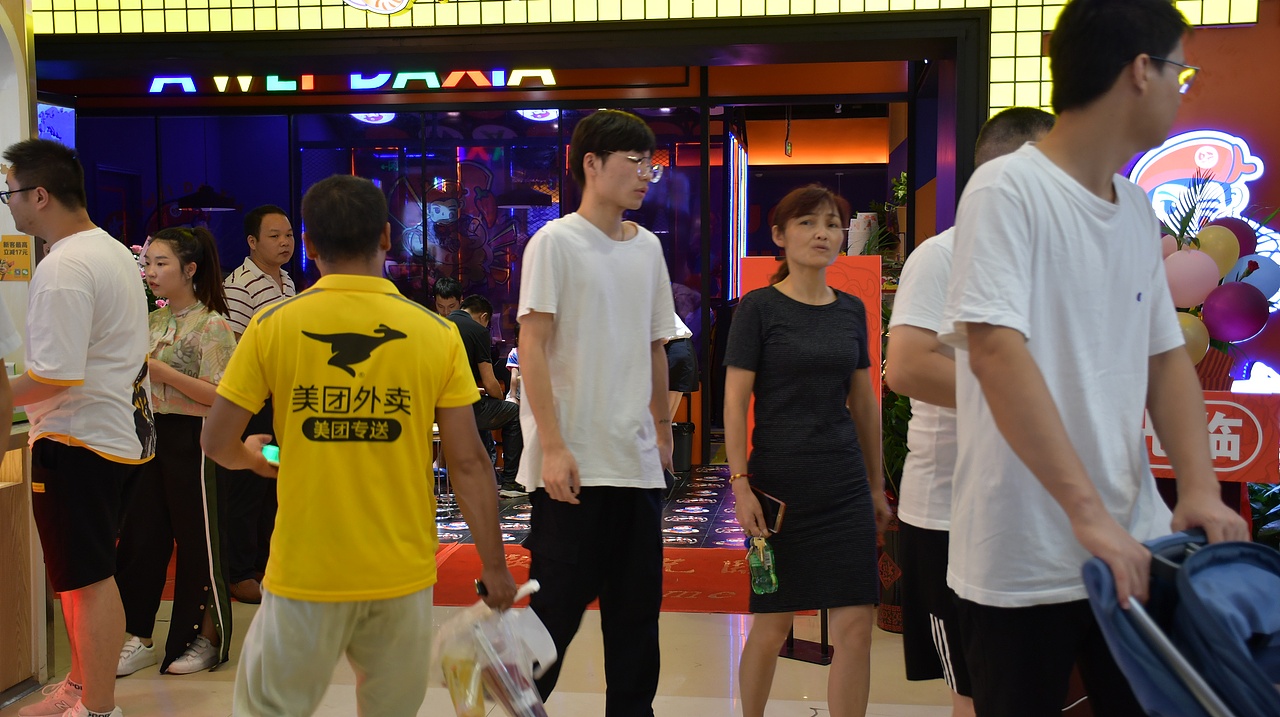 阿味大虾火锅连锁餐饮旗舰店实景拍摄 - 连锁加盟品牌（图ZMTcyNDkwMTQw） - 人像摄影 - 站酷设计师英皇视觉原创素材 - 站酷ZCOOL