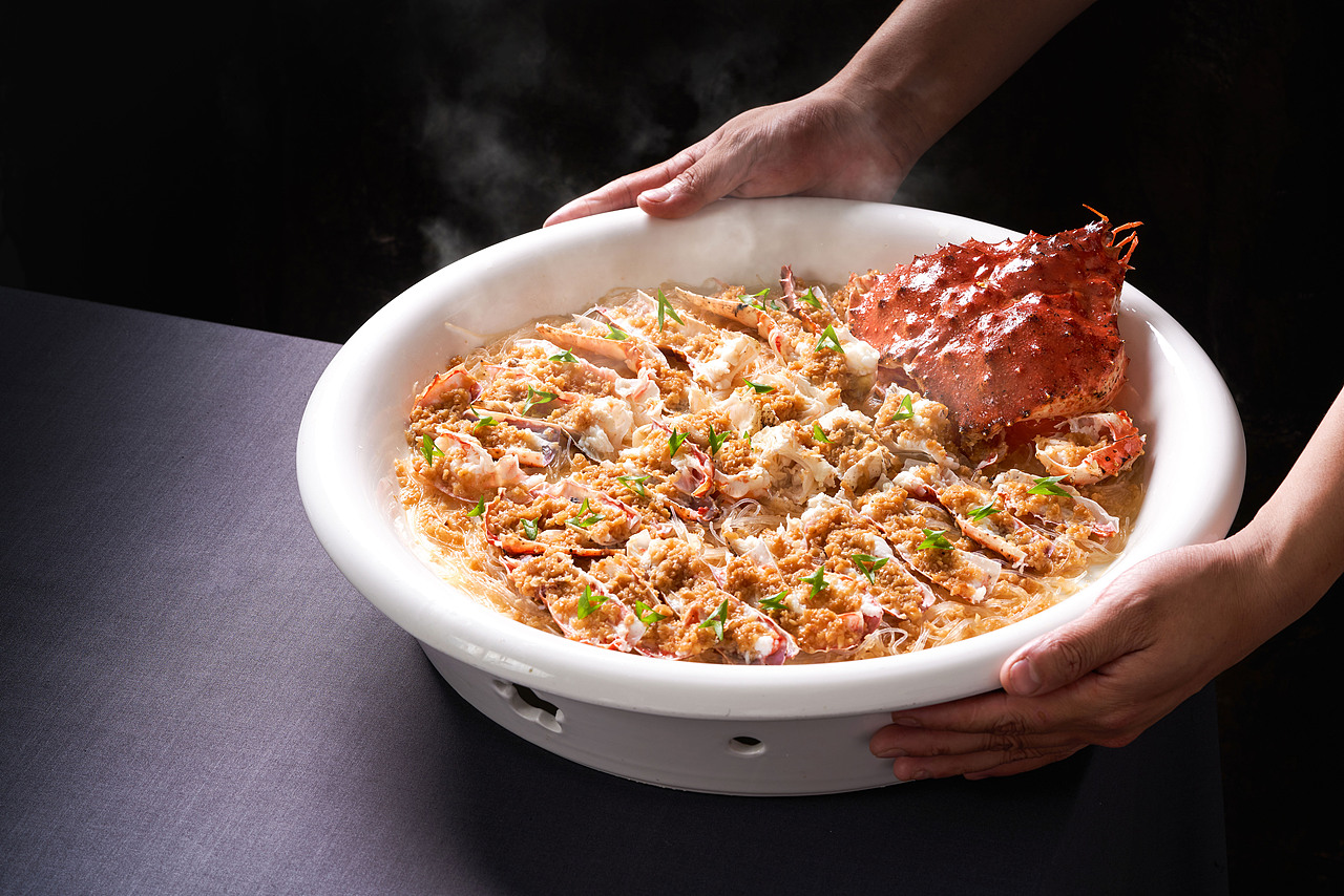 波士顿龙虾帝王蟹的正餐极简风格照