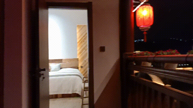 由于建筑的突出，第五间客房格外的亲水，增设的私享观景平台，一壶茶，一本书，房主人此刻享受的慵懒与清闲可比沱江、媲美洱海……
<br>