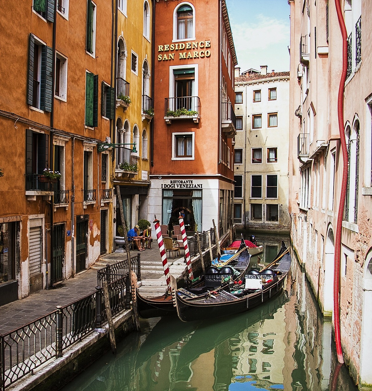 威尼斯运河和房子 库存照片. 图片 包括有 威尼斯, 拱道, 新生, 著名, 多色, 都市风景, 视图, 云彩 - 32016342
