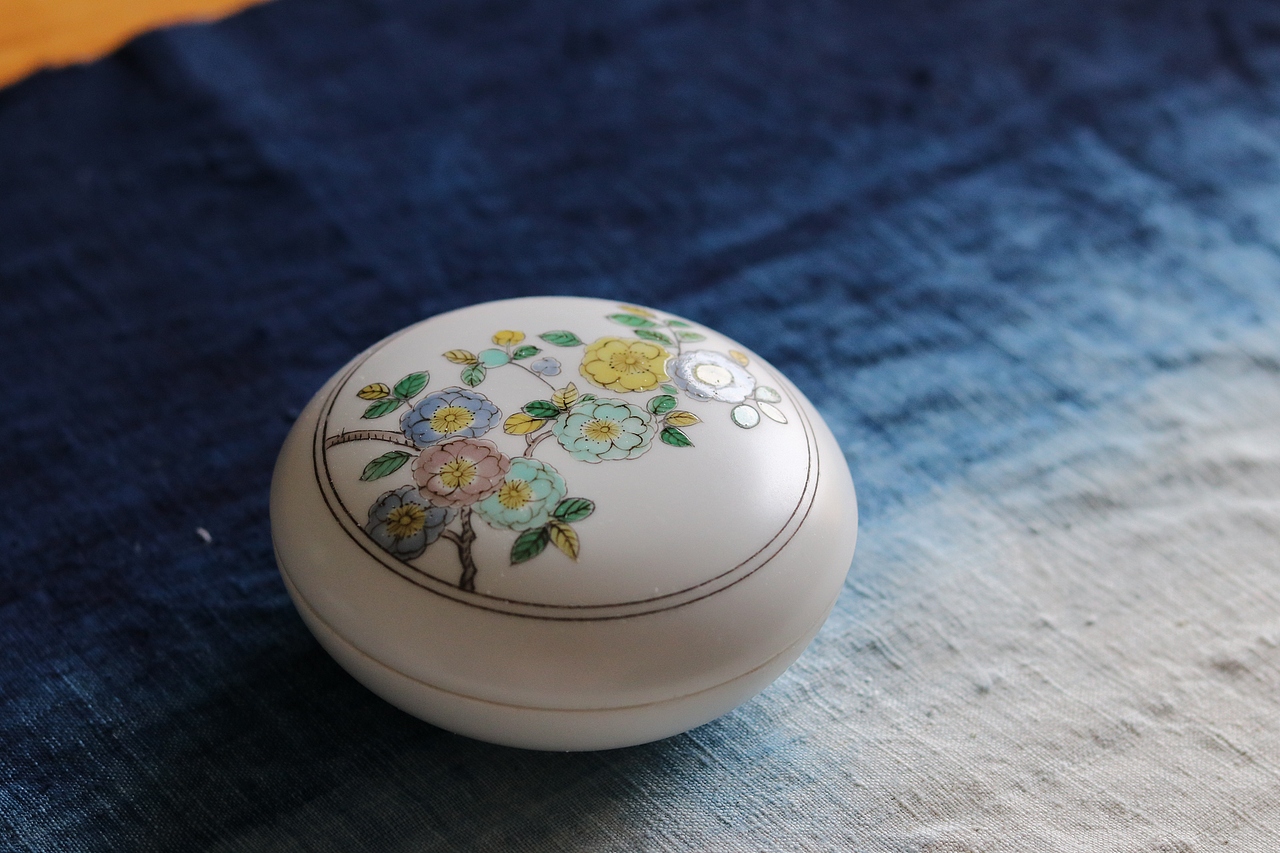 景德镇手绘古彩花草纹盖盒（图ZMTE1OTQ2MjQ0） - 工艺品设计 - 站酷设计师吴大蛮子原创素材 - 站酷ZCOOL
