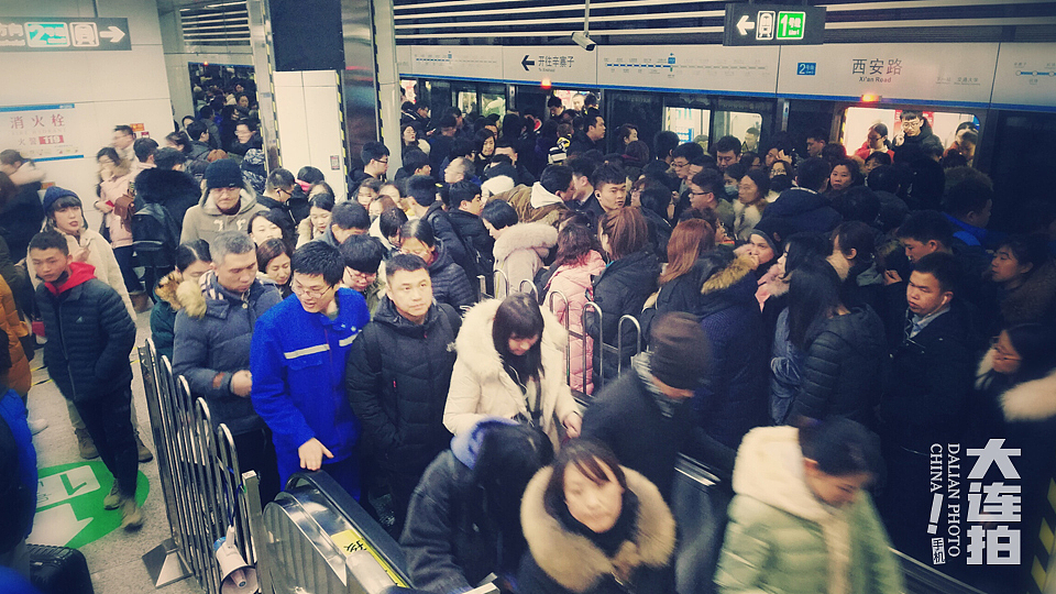 下班-换乘站的人们表情平和,不急不躁,一脸的无所谓